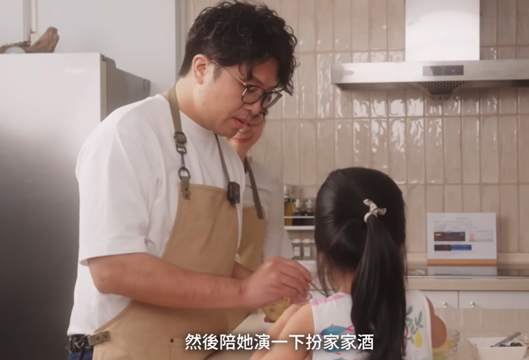 ▲沈伯洋罕見合體妻女做蛋糕，暖曝「深夜堅持洗碗」背後原因獲讚神隊友。（圖／翻攝自YouTube／沈伯洋Puma）