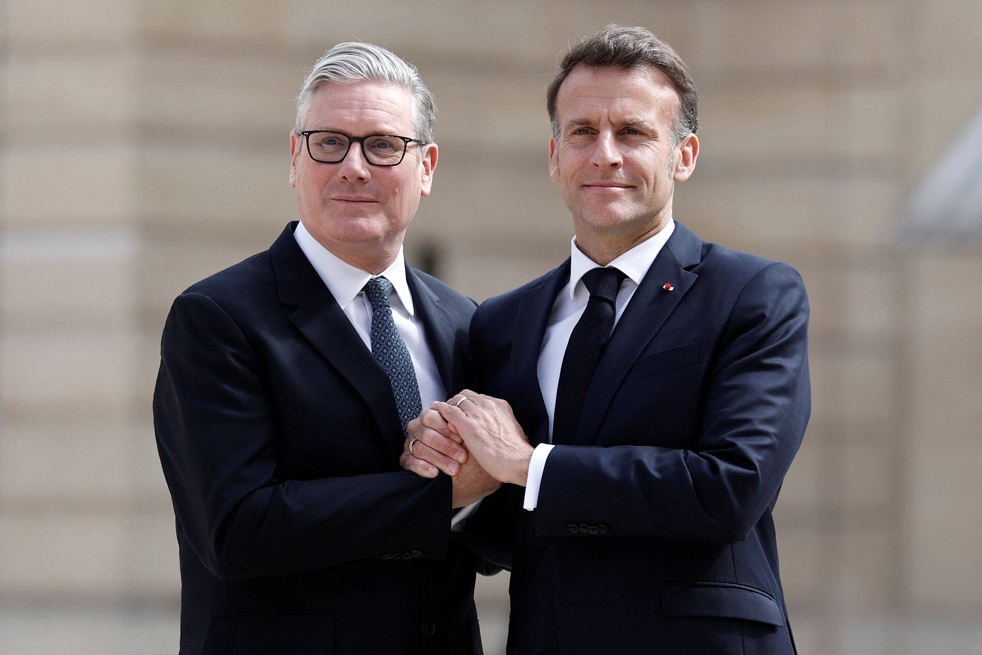 ▲英國首相施凱爾（Keir Starmer）與法國總統馬克宏（Emmanuel Macron）。（圖／路透）