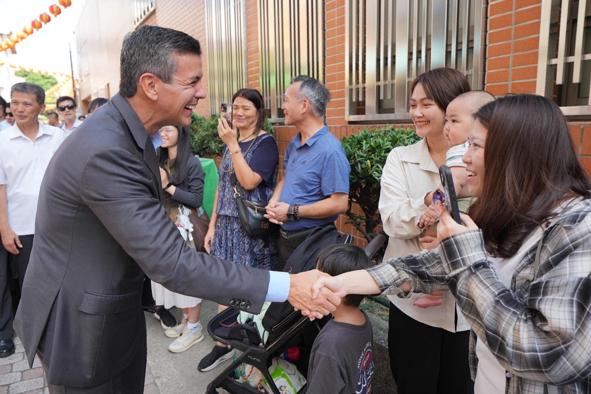 ▲▼外交部長林佳龍陪同巴拉圭總統貝尼亞（Santiago Pe&ntilde;a）走訪台南，先後赴南科管理局、國網雲端算力中心、奇美博物館及奇美食品工廠等地參訪。（圖／翻攝自Facebook／林佳龍）