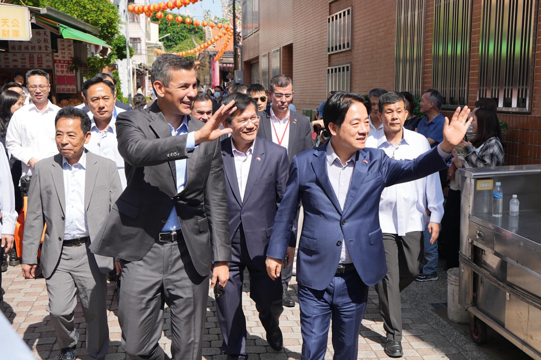 ▲▼外交部長林佳龍陪同巴拉圭總統貝尼亞（Santiago Pe&ntilde;a）走訪台南，先後赴南科管理局、國網雲端算力中心、奇美博物館及奇美食品工廠等地參訪。（圖／翻攝自Facebook／林佳龍）