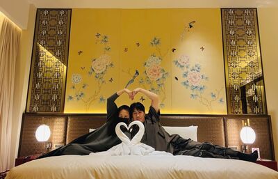 羅時豐罕見曬「床照」放閃！　結婚30年...絕美愛妻終於露臉