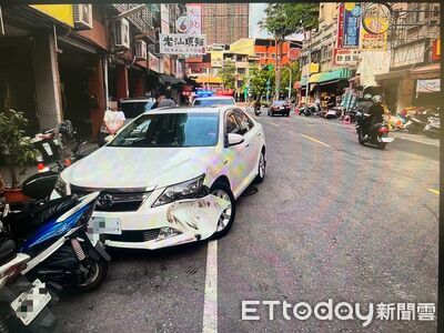 高雄白車撞路邊3汽機車竟落跑！警逮31歲駕駛　驚人酒測值曝