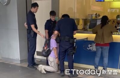 高雄男手搖飲料店前突下跪！店員規勸無效急報警　原因曝光
