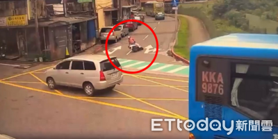 騎車右轉過彎突失控自摔倒地 基隆女騎士頭部撞地濺血送醫