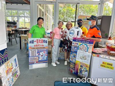 南化消防攜手遊客中心迎母親節 康乃馨手作傳遞防災平安