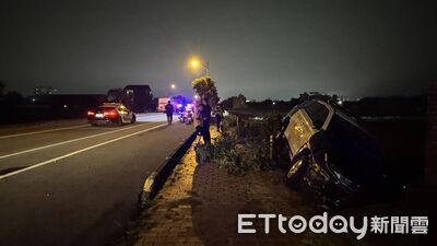 苗栗警攔查違規出意外！整輛失控撞進水溝「2警受傷送醫」