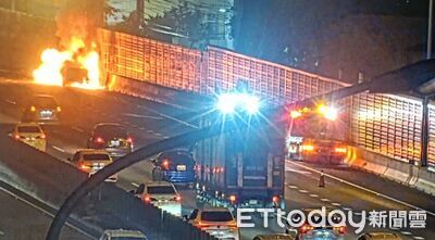 國道一號晚間火燒車！車頭「起火冒煙」車主緊急靠邊