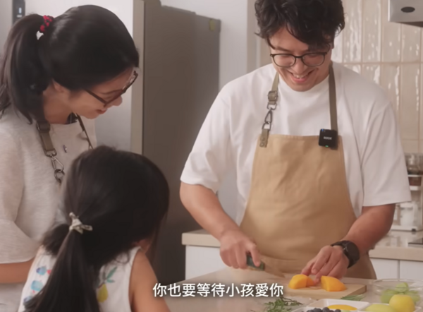 ▲沈伯洋罕見合體妻女做蛋糕，暖曝「深夜堅持洗碗」背後原因獲讚神隊友。（圖／翻攝自YouTube／沈伯洋Puma）
