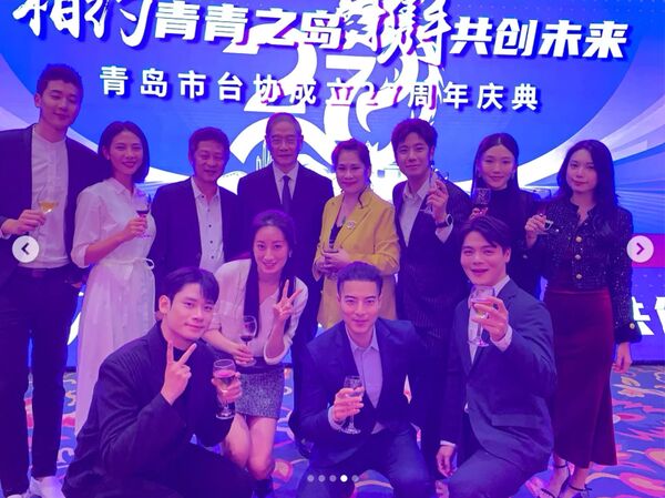 好萊塢演員唐嘉壕（前排右二）、海峽兩岸關係協會會長張志軍（後排左四）及其他演員出席儀式，場面盛大。（讀者提供）