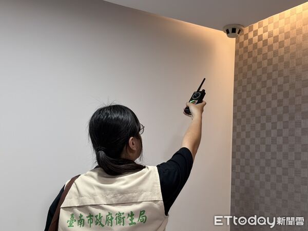 ▲▼台南市衛生局擴大啟動醫美診所專案稽查，全面查是否遭裝設針孔，捍衛民眾就醫權益。（圖／記者林東良翻攝）