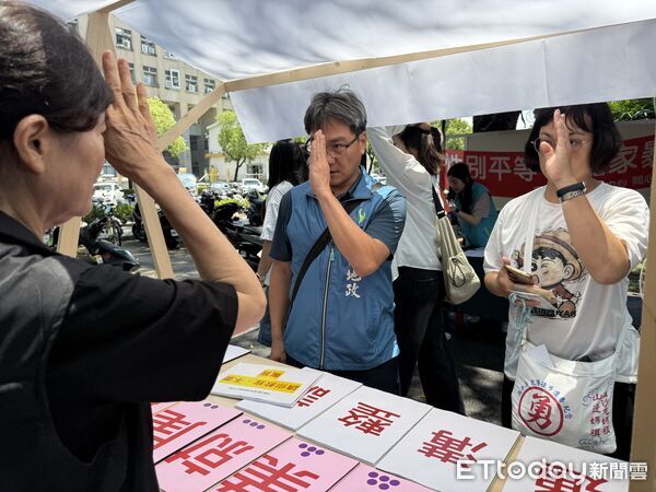 ▲虎尾就業中心透過互動遊戲推廣「合理調整」理念，吸引不少民眾參與。（圖／記者游瓊華翻攝）