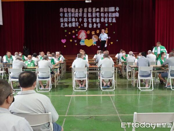 ▲收容人透過電話向母親道謝，不少人通話時情緒激動、紅了眼眶。（圖／記者游瓊華翻攝）