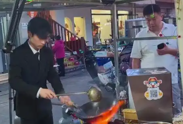 ▲▼ 穿西裝炒飯            。（圖／翻攝 百度）