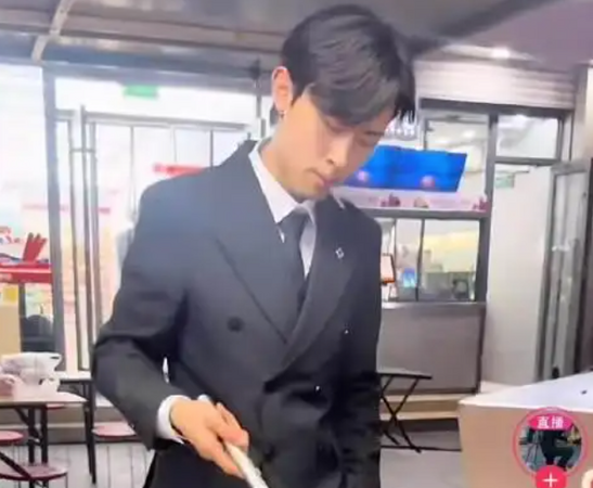 ▲▼ 穿西裝炒飯            。（圖／翻攝 百度）