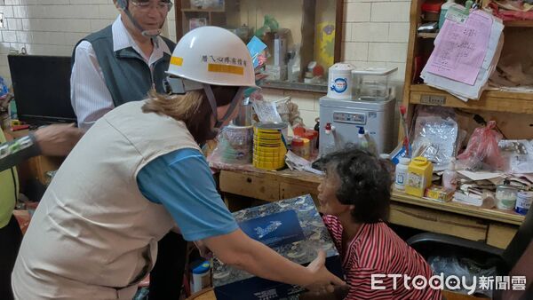 ▲台南市政府勞工局做工行善團母親節兵分四路出勤修繕，協助弱勢家庭改善居住與學習環境。（記者林東良翻攝，下同）