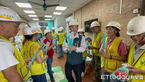▲台南市政府勞工局做工行善團母親節兵分四路出勤修繕，協助弱勢家庭改善居住與學習環境。（記者林東良翻攝，下同）