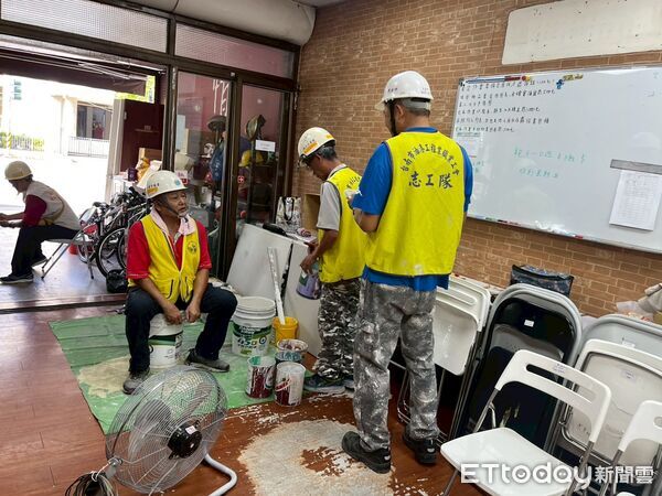 ▲台南市政府勞工局做工行善團母親節兵分四路出勤修繕，協助弱勢家庭改善居住與學習環境。（記者林東良翻攝，下同）