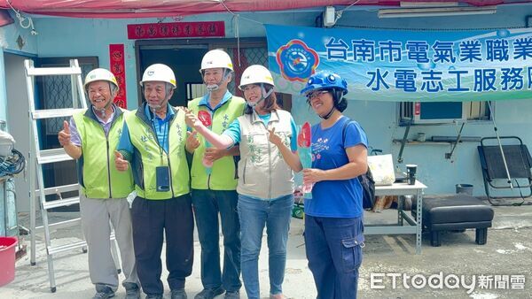 ▲台南市政府勞工局做工行善團母親節兵分四路出勤修繕，協助弱勢家庭改善居住與學習環境。（記者林東良翻攝，下同）
