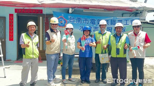 ▲台南市政府勞工局做工行善團母親節兵分四路出勤修繕，協助弱勢家庭改善居住與學習環境。（記者林東良翻攝，下同）