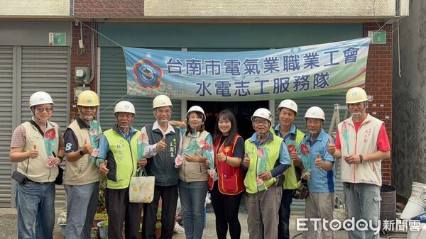 ▲台南市政府勞工局做工行善團母親節兵分四路出勤修繕，協助弱勢家庭改善居住與學習環境。（記者林東良翻攝，下同）