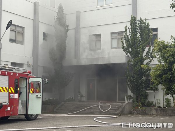 ▲新北樹林區科技廠會議室發生火警，現場濃煙冒出警消全力救援。（圖／記者陸運陞翻攝）