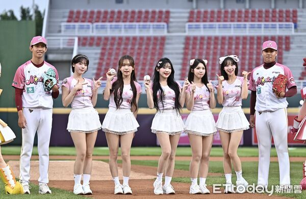 ▲▼ 中職樂天桃猿啦啦隊Rakuten Girls樂天女孩「韓援五本柱」河智媛、禹洙漢、廉世彬、高佳彬與金佳垠開場表演  。（圖／記者李毓康攝）