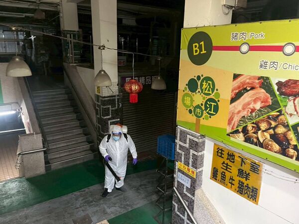 ▲▼北市於松江市場進行防治鼠類噴藥消毒作業。（圖／北市市場處）