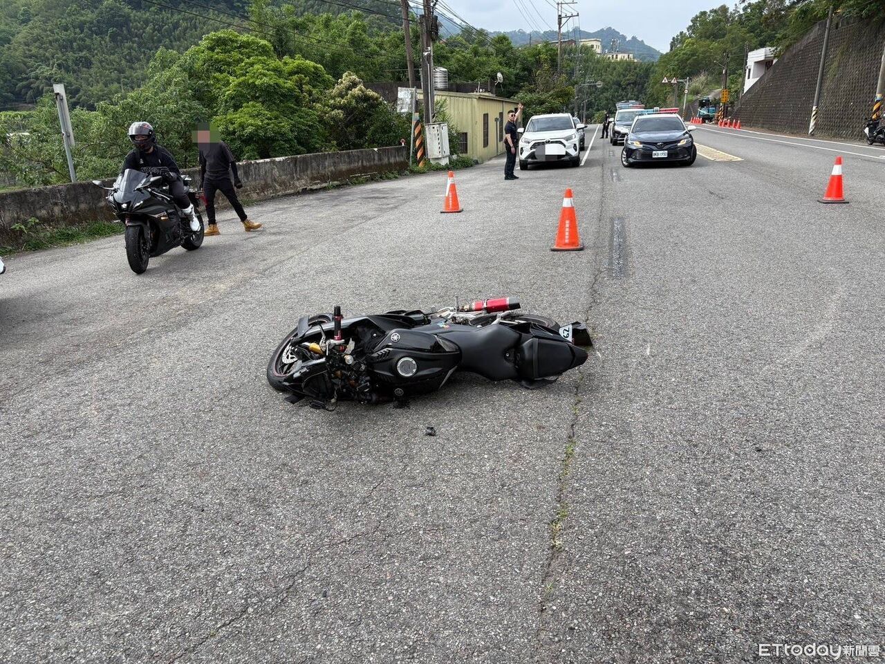 苗栗台3線越籍男騎車迴轉!重機騎士碰撞慘摔 雙膝擦挫傷