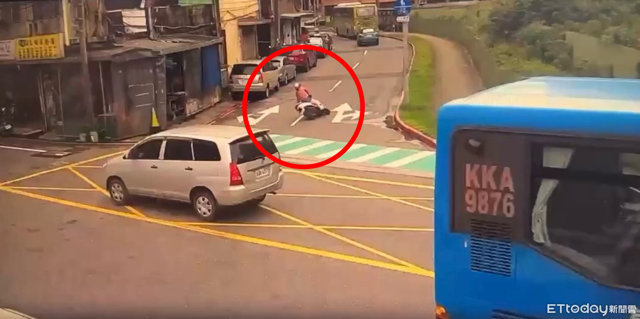 騎車右轉過彎突失控自摔倒地 基隆女騎士頭部撞地濺血送醫