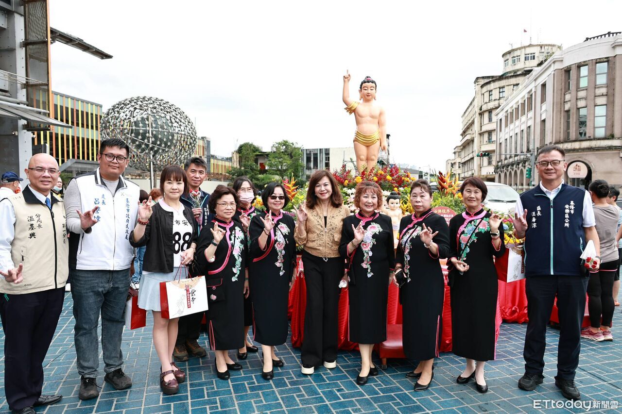 佛光山基隆極樂寺浴佛祈福 邱佩琳:傳遞慈悲與感恩力量