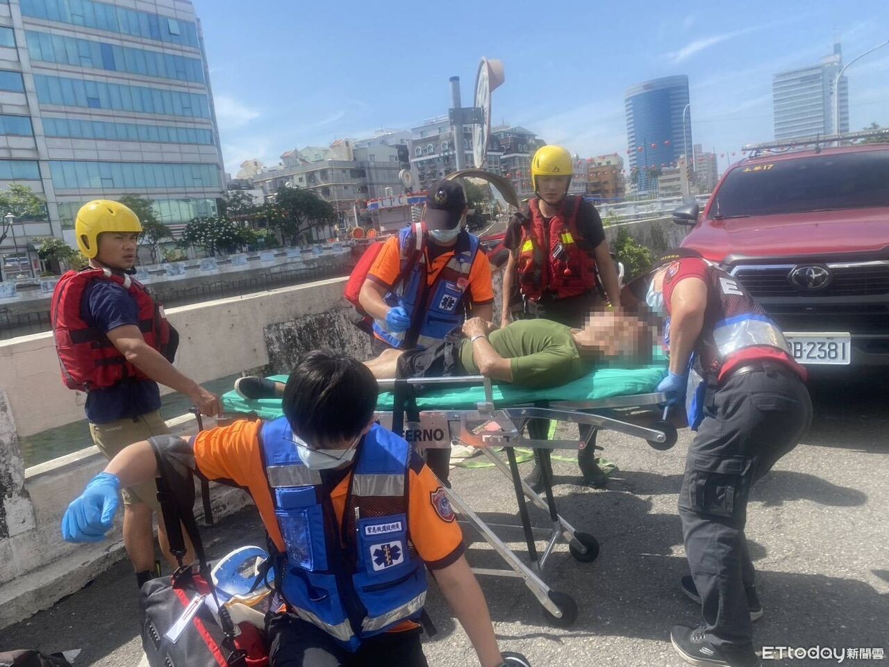 台南運河民眾落水驚險獲救 「救生讚」救生圈即刻救援奏效