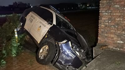 苗栗警一路緊追！毒蟲突轉彎「警車甩撞水溝」　唾液驗出安毒反應