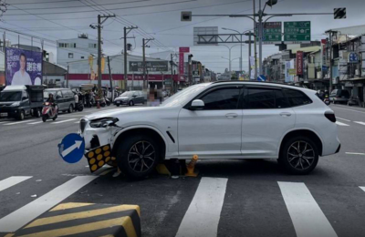 彰化市「最衰庇護島」第16撞！77歲BMW駕駛左轉直接騎上去