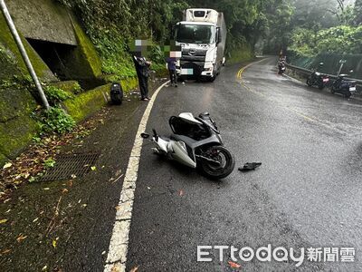 快訊／北宜公路死亡車禍！騎士過彎打滑到對向　遭大貨車迎面撞斃