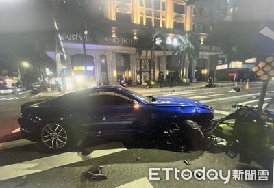 台南19歲騎士酒駕闖紅燈!跑車撞上再衝分隔島 零件噴飛畫面曝