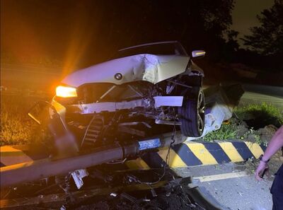 33歲男開BMW衝中央分隔島!路燈被撞倒...對向2車遭波及釀2傷