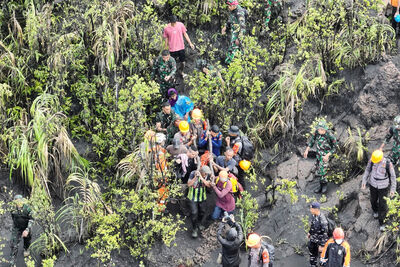 3登山客「硬闖印尼火山」遇噴發慘死！　2屍緊緊相擁倒殘骸下