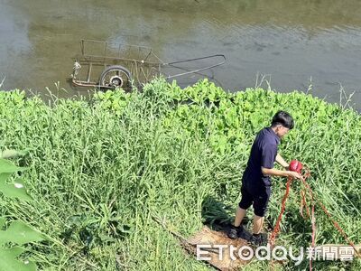 屏東資源回收翁推車滑落溪中　潮州警合力拉回岸邊