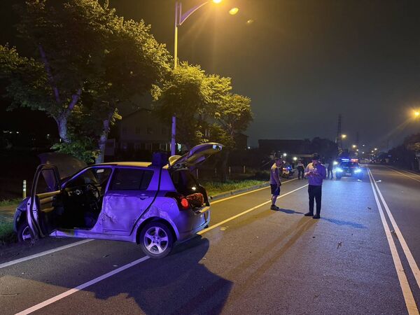▲苗栗市昨晚發生警車追逐違規車，碰撞後雙雙甩到水溝上，違規駕駛唾液竟驗出安毒反應，警方先依公共危險罪嫌逮捕法辦。（圖／記者楊永盛翻攝）