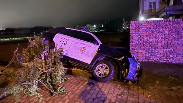 ▲苗栗市昨晚發生警車追逐違規車，碰撞後雙雙甩到水溝上，違規駕駛唾液竟驗出安毒反應，警方先依公共危險罪嫌逮捕法辦。（圖／記者楊永盛翻攝）