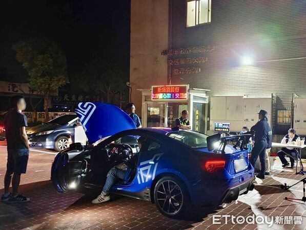 ▲▼日系進口跑車Subaru BRZ，醒目藍色車身逛大街，招來警方注意，苦吞噪音超標罰單。（圖／龍潭警分局提供）