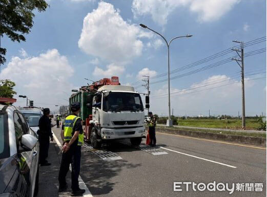 ▲新化警分局動用移動式地磅，針對預拌混凝土車、聯結車及砂石車等大型車輛加強攔查取締。（記者林東良翻攝，下同）