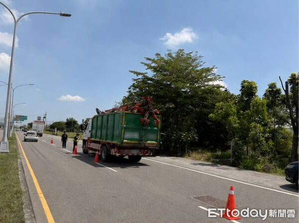 ▲新化警分局動用移動式地磅，針對預拌混凝土車、聯結車及砂石車等大型車輛加強攔查取締。（記者林東良翻攝，下同）