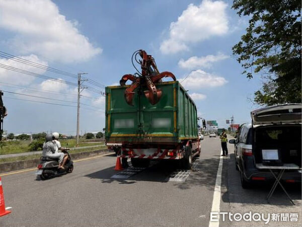 ▲新化警分局動用移動式地磅，針對預拌混凝土車、聯結車及砂石車等大型車輛加強攔查取締。（記者林東良翻攝，下同）