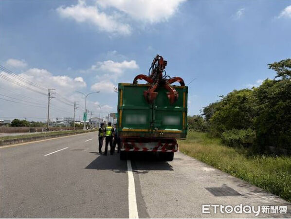 ▲新化警分局動用移動式地磅，針對預拌混凝土車、聯結車及砂石車等大型車輛加強攔查取締。（記者林東良翻攝，下同）