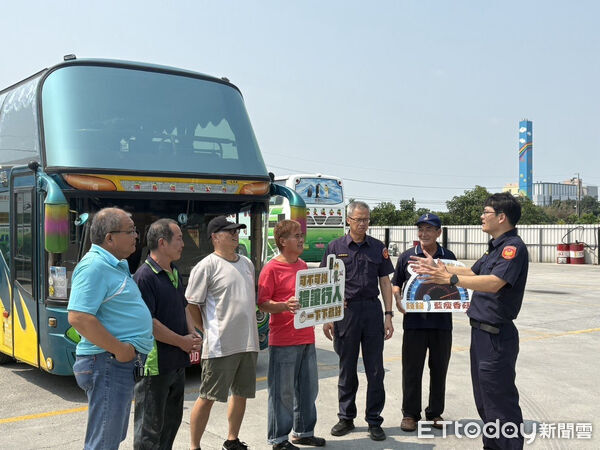 ▲新化警分局動用移動式地磅，針對預拌混凝土車、聯結車及砂石車等大型車輛加強攔查取締。（記者林東良翻攝，下同）