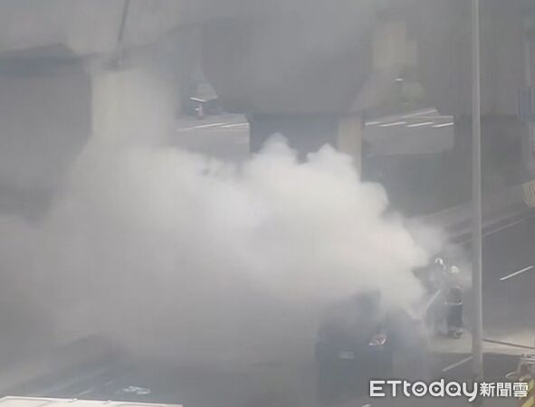 ▲警消以水注噴灑，10分鐘後撲滅。（圖／民眾提供）