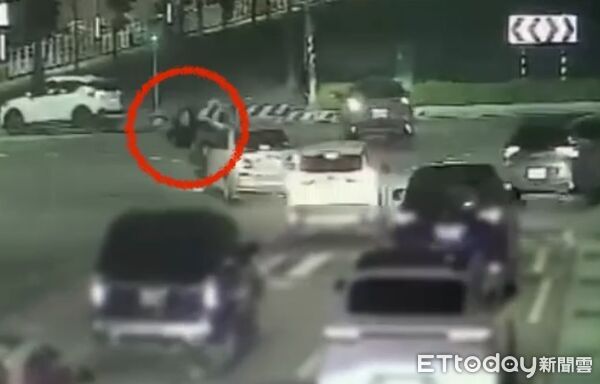 ▲▼前鎮區昨晚不到2小時內發生2起車禍事故，初步研判主因為「疲勞駕駛」及「紅燈左轉」所致。（圖／記者吳世龍翻攝）