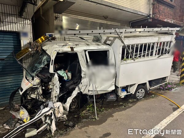 ▲▼高雄動保處捕犬隊酒駕！深夜猛撞民宅車頭全毀　司機遭移送法辦。（圖／記者賴文萱翻攝）