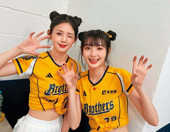 曾為女團成員的容容（左）、珮含（右）日前宣布加入中信兄弟啦啦隊。（翻攝自容容IG）